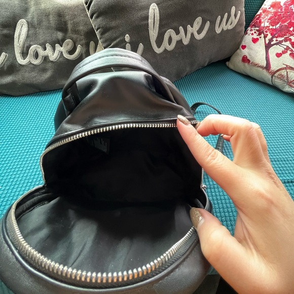 H&M mini backpack in black with adjustable straps - Picture 3 of 5